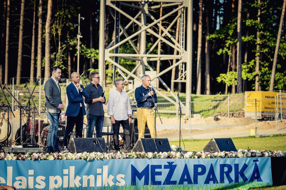 Pie Mežaparka topošās estrādes aizvadīts pirmais Lielais pikniks