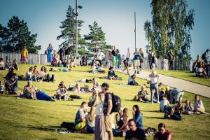 Pie Mežaparka topošās estrādes aizvadīts pirmais Lielais pikniks