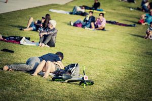 Pie Mežaparka topošās estrādes aizvadīts pirmais Lielais pikniks