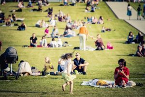 Pie Mežaparka topošās estrādes aizvadīts pirmais Lielais pikniks