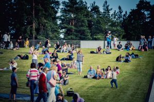 Pie Mežaparka topošās estrādes aizvadīts pirmais Lielais pikniks