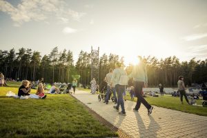 Pie Mežaparka topošās estrādes aizvadīts pirmais Lielais pikniks