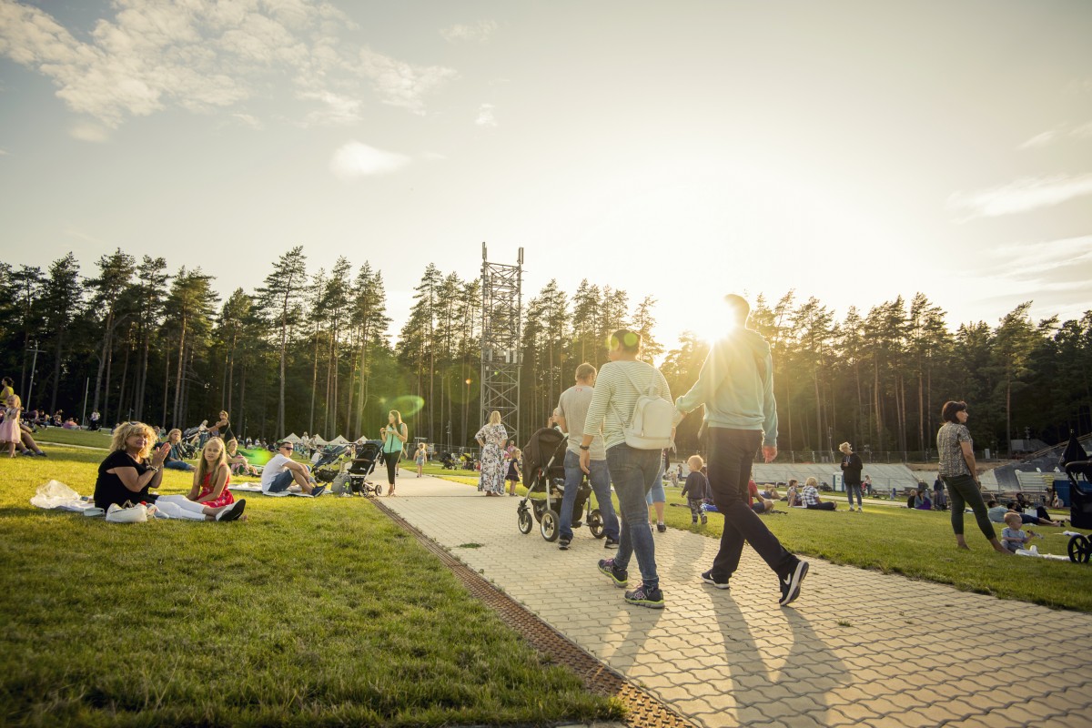 Pie Mežaparka topošās estrādes aizvadīts pirmais Lielais pikniks