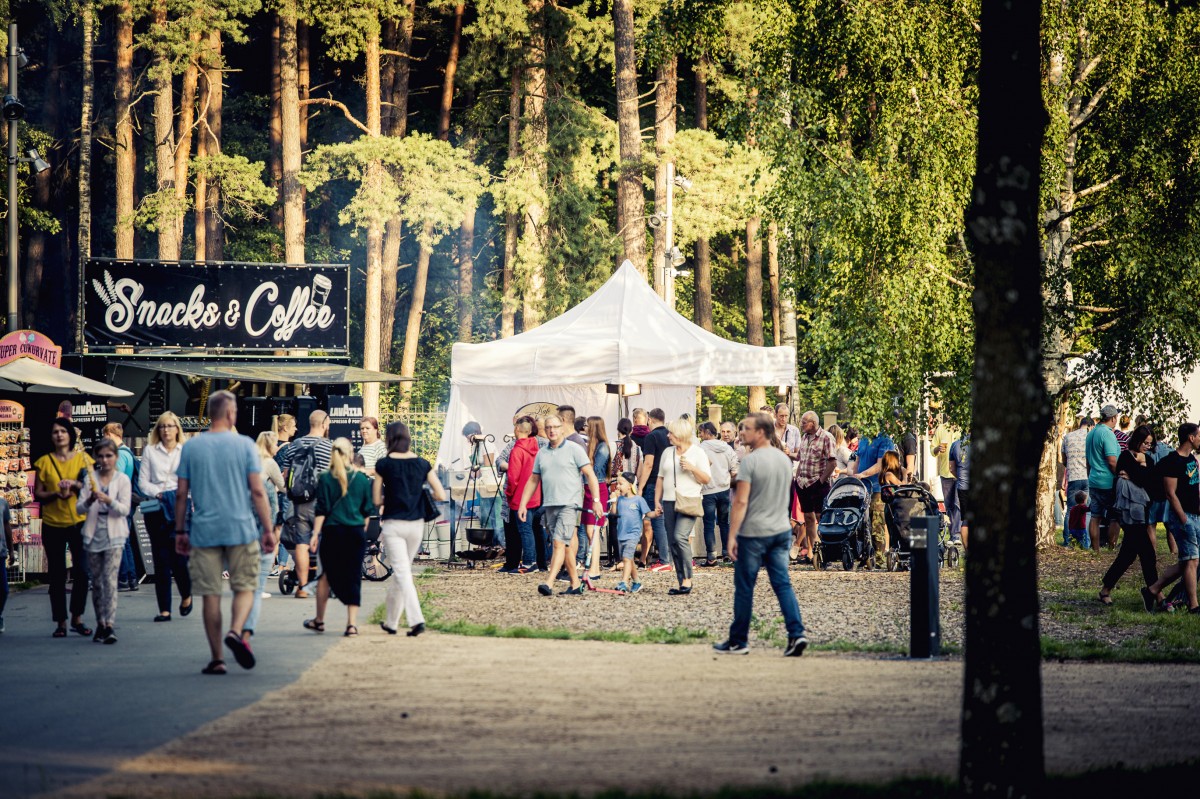 Pie Mežaparka topošās estrādes aizvadīts pirmais Lielais pikniks