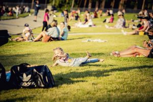 Pie Mežaparka topošās estrādes aizvadīts pirmais Lielais pikniks