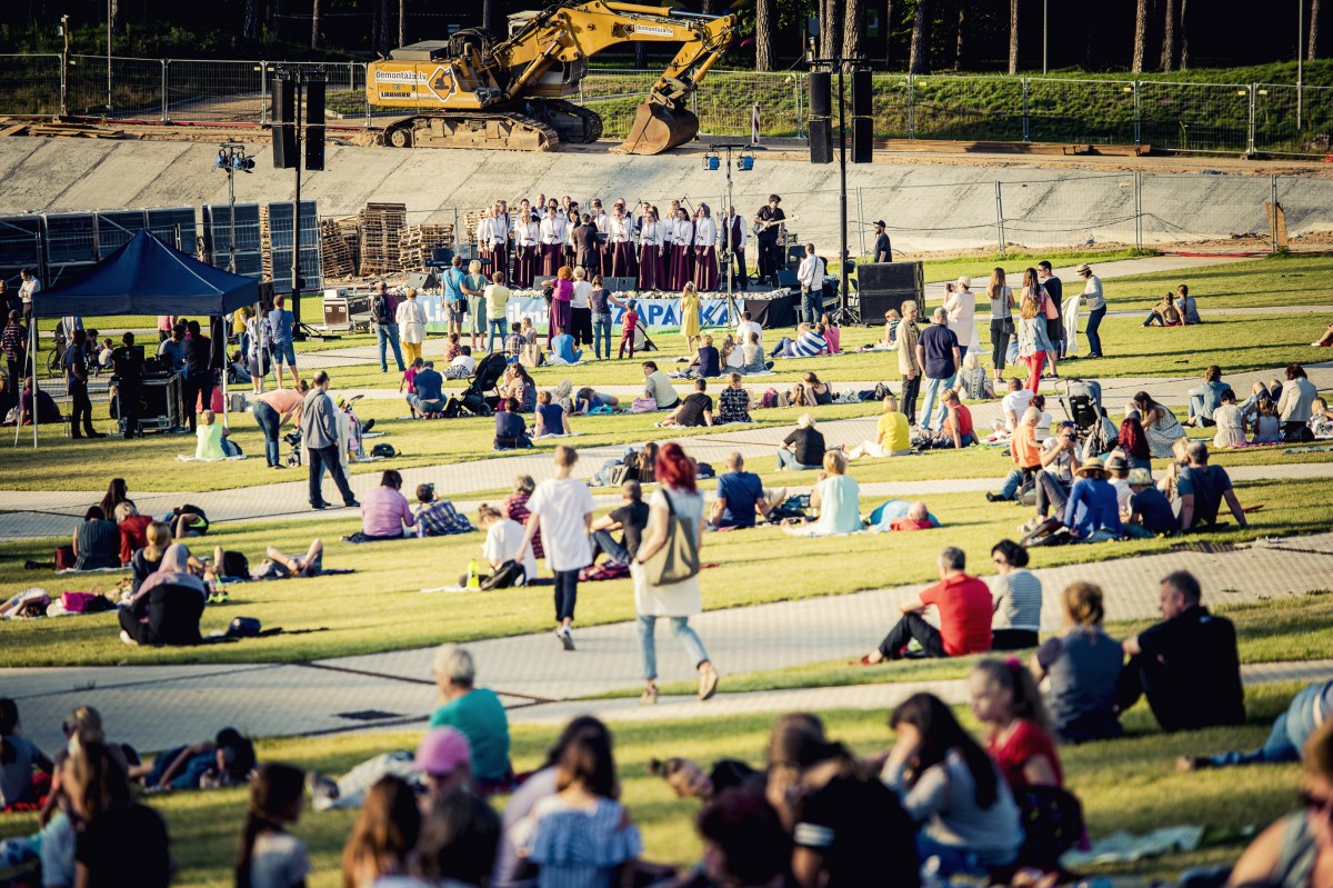 Pie Mežaparka topošās estrādes aizvadīts pirmais Lielais pikniks
