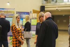 Rātsnamā atklāta ceļojoša izstāde „Vietas, ko maina būves”