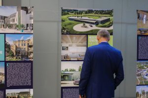 Rātsnamā atklāta ceļojoša izstāde „Vietas, ko maina būves”