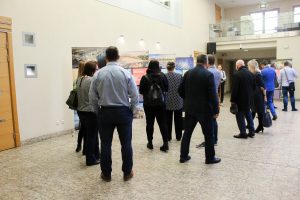 Rātsnamā atklāta ceļojoša izstāde „Vietas, ko maina būves”