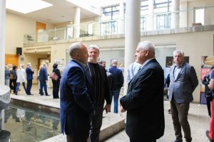 Rātsnamā atklāta ceļojoša izstāde „Vietas, ko maina būves”