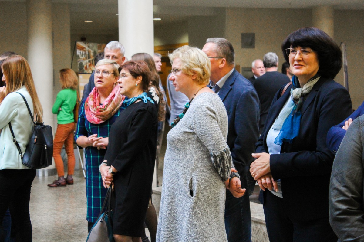 Rātsnamā atklāta ceļojoša izstāde „Vietas, ko maina būves”