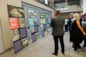 Rātsnamā atklāta ceļojoša izstāde „Vietas, ko maina būves”