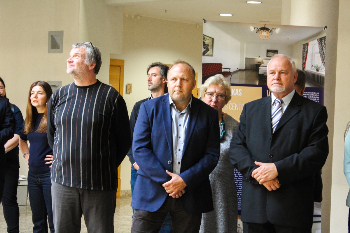 Rātsnamā atklāta ceļojoša izstāde „Vietas, ko maina būves”