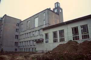 Projekts Nr. 8.1.2.0/18/I/008 “Rīgas Angļu ģimnāzijas Zvārdes ielā 1, Rīgā, piebūves būvniecība, nodrošinot ergonomiskas mācību vides ierīkošanu un inovatīvu informācijas un komunikācijas tehnoloģiju risinājumu ieviešanu”