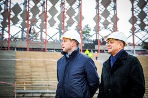 Virs jaunās Mežaparka Lielās estrādes pacelts spāru vainags