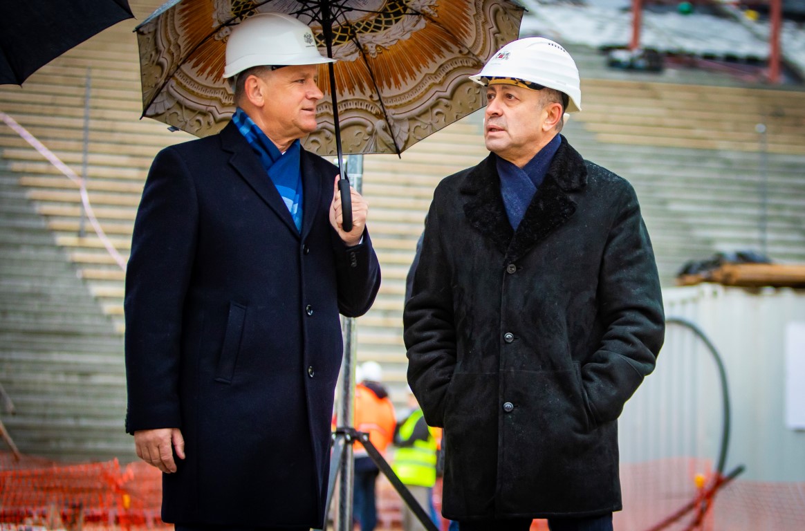 Virs jaunās Mežaparka Lielās estrādes pacelts spāru vainags