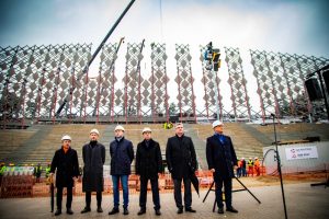 Virs jaunās Mežaparka Lielās estrādes pacelts spāru vainags