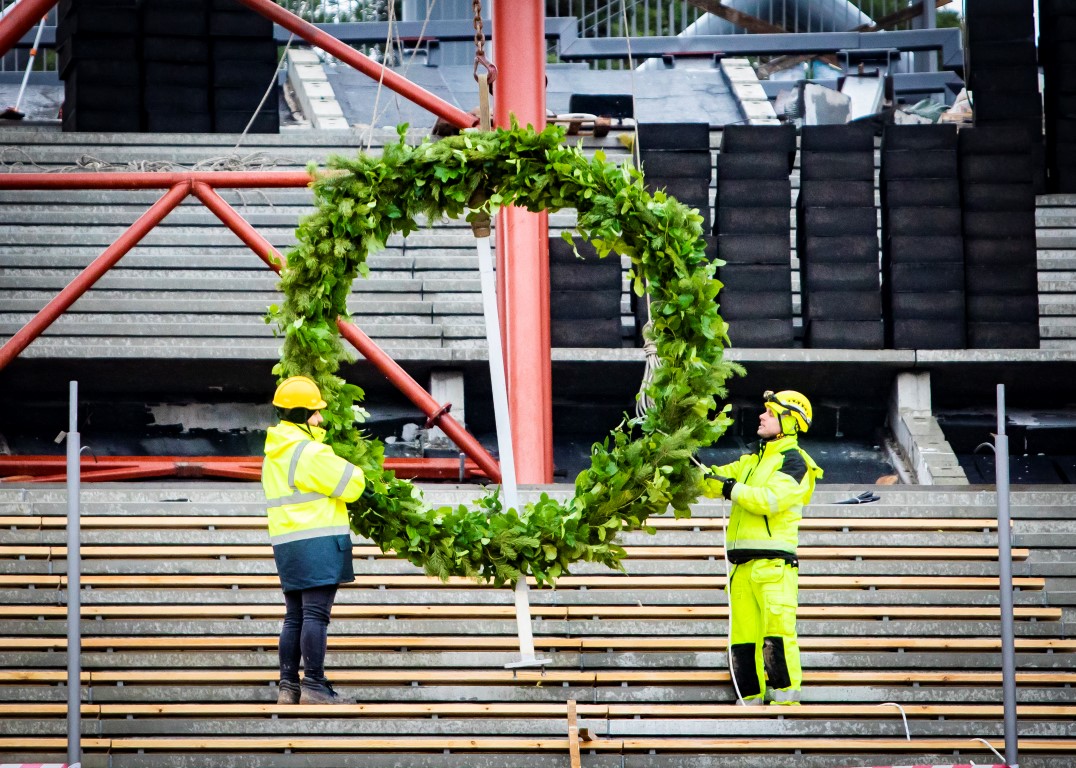 Virs jaunās Mežaparka Lielās estrādes pacelts spāru vainags