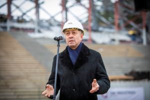 Virs jaunās Mežaparka Lielās estrādes pacelts spāru vainags