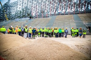 Virs jaunās Mežaparka Lielās estrādes pacelts spāru vainags