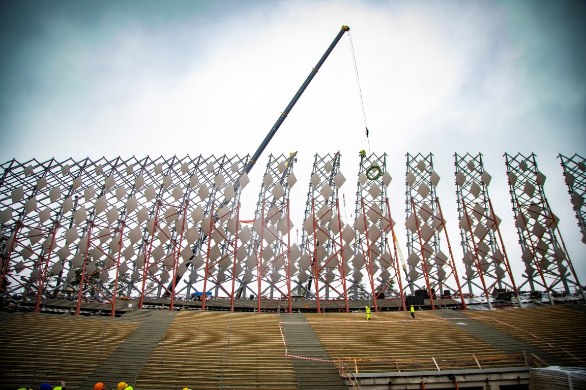 Virs jaunās Mežaparka Lielās estrādes pacelts spāru vainags