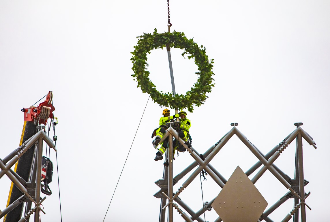 Virs jaunās Mežaparka Lielās estrādes pacelts spāru vainags