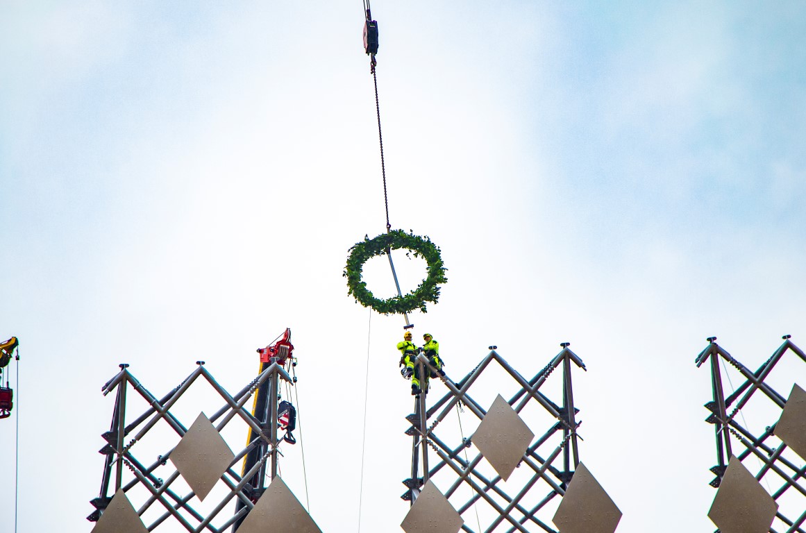 Virs jaunās Mežaparka Lielās estrādes pacelts spāru vainags