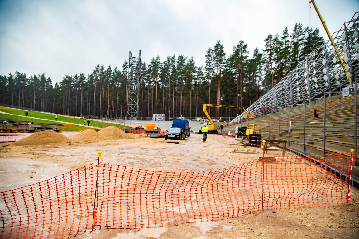 Virs jaunās Mežaparka Lielās estrādes pacelts spāru vainags