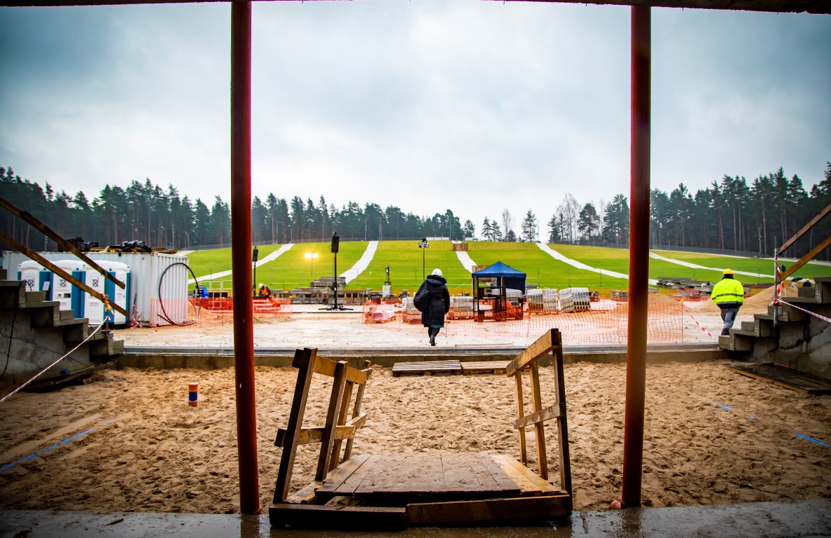 Virs jaunās Mežaparka Lielās estrādes pacelts spāru vainags