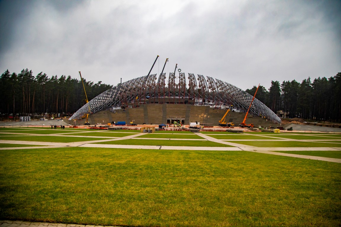 Virs jaunās Mežaparka Lielās estrādes pacelts spāru vainags