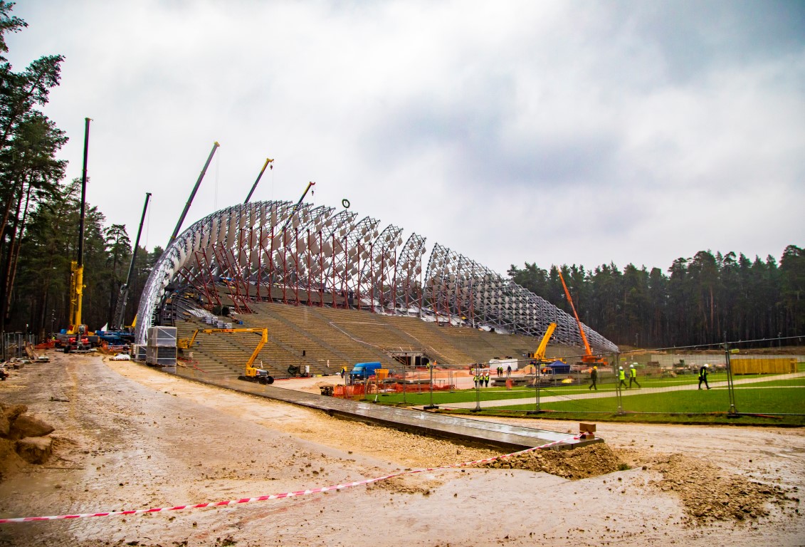 Virs jaunās Mežaparka Lielās estrādes pacelts spāru vainags