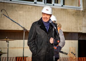 Rīgas Zolitūdes ģimnāzijas laboratoriju korpuss svin spāru svētkus