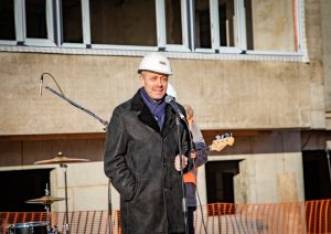 Rīgas Zolitūdes ģimnāzijas laboratoriju korpuss svin spāru svētkus