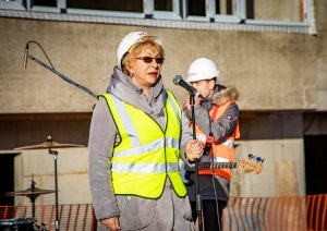 Rīgas Zolitūdes ģimnāzijas laboratoriju korpuss svin spāru svētkus