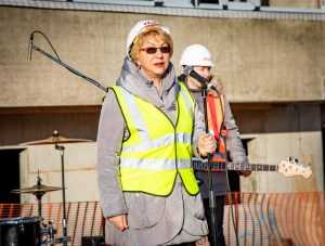 Rīgas Zolitūdes ģimnāzijas laboratoriju korpuss svin spāru svētkus