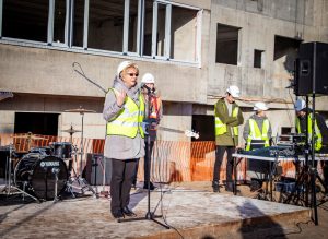 Rīgas Zolitūdes ģimnāzijas laboratoriju korpuss svin spāru svētkus