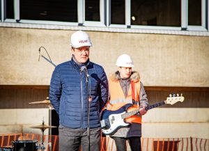 Rīgas Zolitūdes ģimnāzijas laboratoriju korpuss svin spāru svētkus
