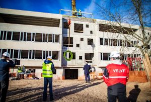 Rīgas Zolitūdes ģimnāzijas laboratoriju korpuss svin spāru svētkus