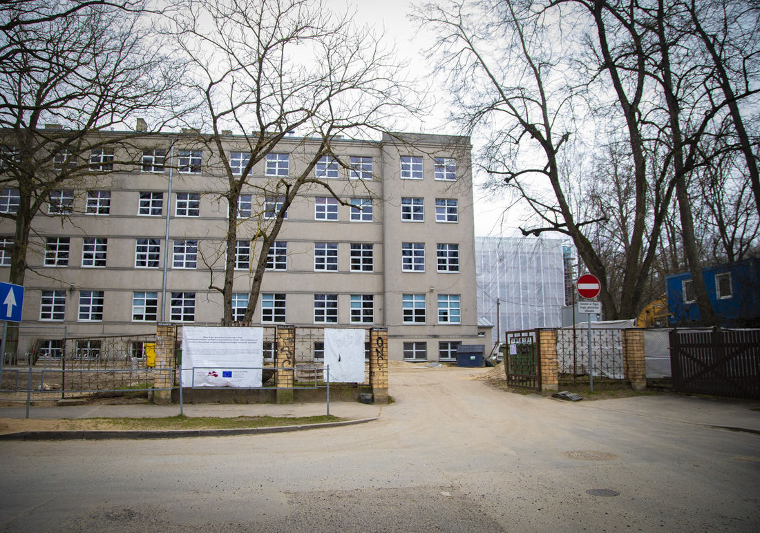 15.04.2020.-Pie Rīgas Angļu ģimnāzijas top moderna piebūve