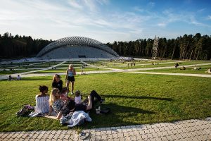 16.08.2020. Rīdzinieki un pilsētas viesi Lielā piknika laikā novērtē jauno Mežaparka estrādi