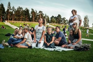 16.08.2020. Rīdzinieki un pilsētas viesi Lielā piknika laikā novērtē jauno Mežaparka estrādi
