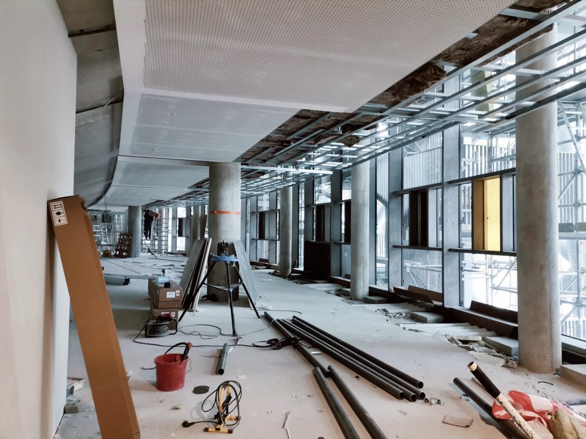 Turpinās Mežaparka Lielās estrādes noslēdzošie būvniecības darbi