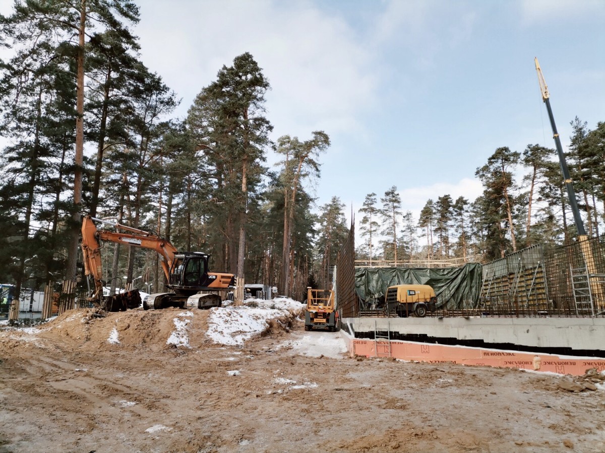 Turpinās Mežaparka Lielās estrādes noslēdzošie būvniecības darbi