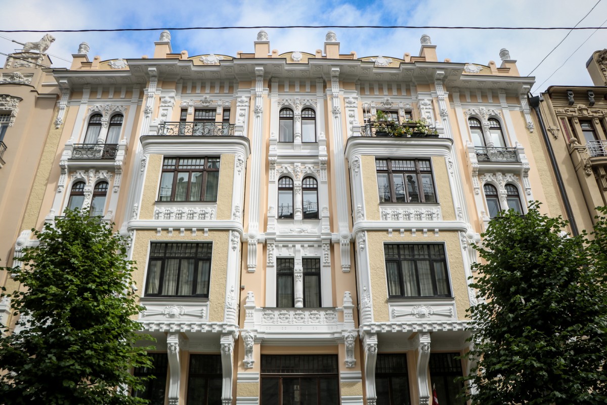 Atjaunota viena no jūgendstila pērlēm - nams Alberta ielā 2