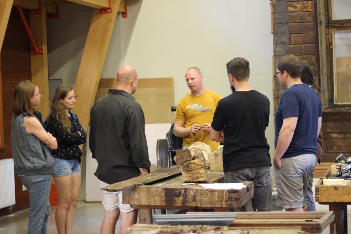 Aizvadīta meistarklase par vēsturisko koka ēku detaļām