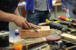 Aizvadīta meistarklase par vēsturisko koka ēku detaļām