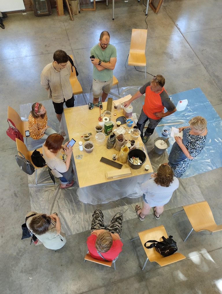 Noritējusi meistarklase par tradicionālajām krāsām