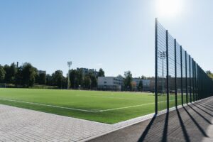 Rīgā uzbūvēts jauns daudzfunkcionāls sporta laukums