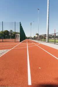 Rīgā uzbūvēts jauns daudzfunkcionāls sporta laukums