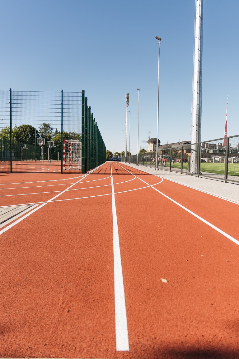 Rīgā uzbūvēts jauns daudzfunkcionāls sporta laukums